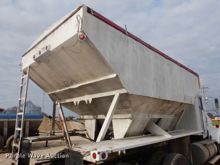 image for item DH8014 1987 Kenworth T800  fertilizer delivery truck