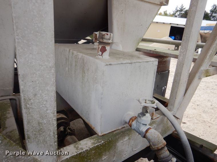 image for item DH8014 1987 Kenworth T800  fertilizer delivery truck