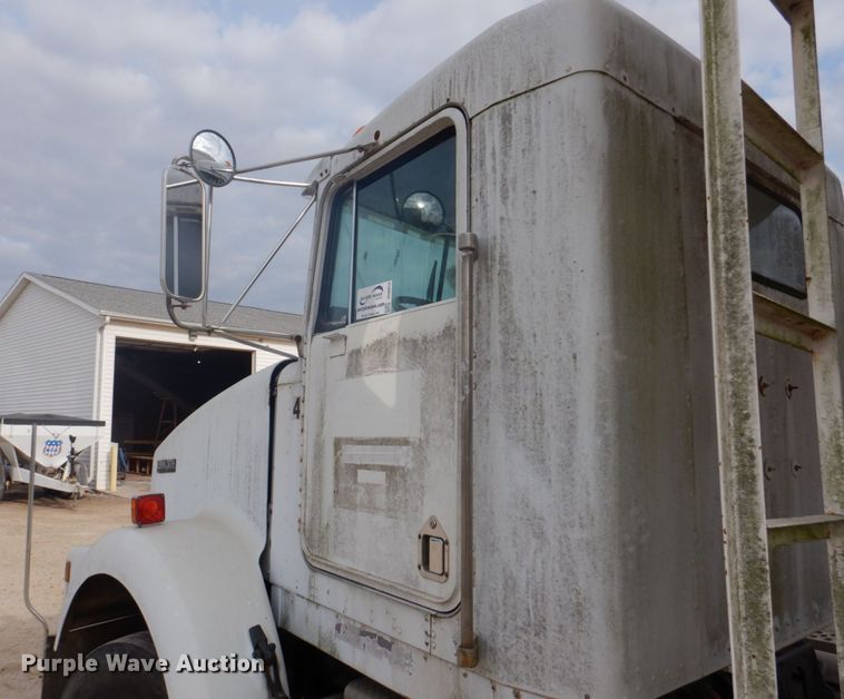 image for item DH8014 1987 Kenworth T800  fertilizer delivery truck