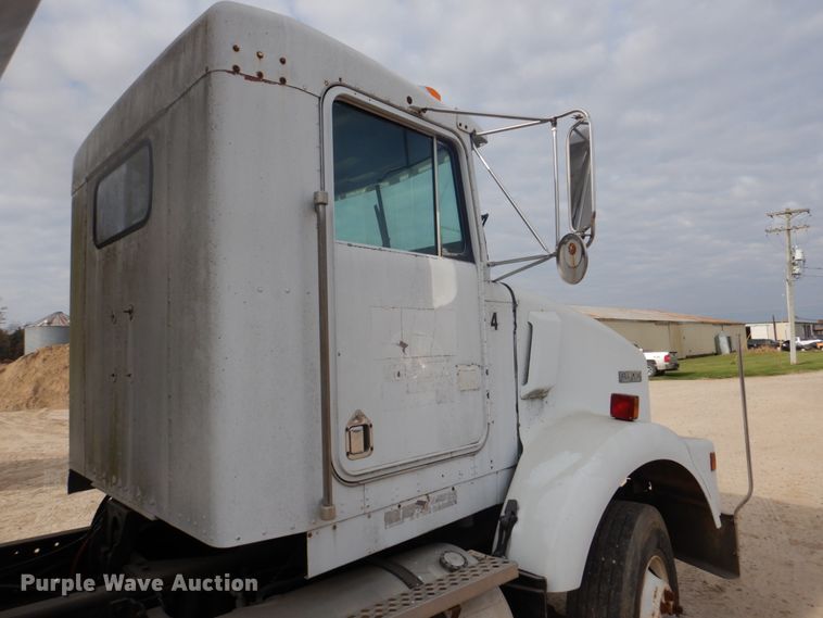 image for item DH8014 1987 Kenworth T800  fertilizer delivery truck