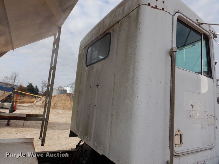 image for item DH8014 1987 Kenworth T800  fertilizer delivery truck