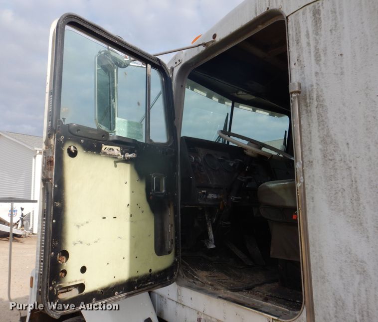 image for item DH8014 1987 Kenworth T800  fertilizer delivery truck