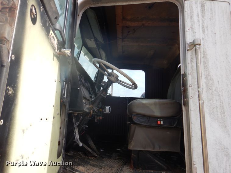 image for item DH8014 1987 Kenworth T800  fertilizer delivery truck