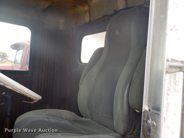 image for item DH8014 1987 Kenworth T800  fertilizer delivery truck