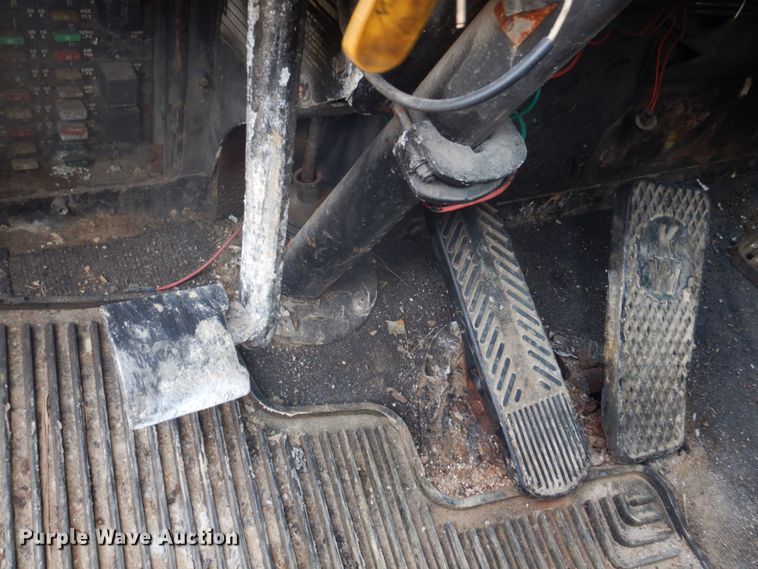 image for item DH8014 1987 Kenworth T800  fertilizer delivery truck