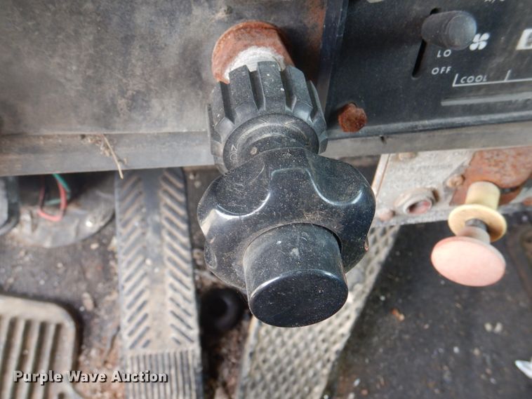 image for item DH8014 1987 Kenworth T800  fertilizer delivery truck