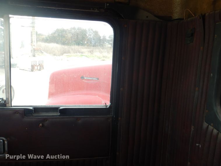 image for item DH8014 1987 Kenworth T800  fertilizer delivery truck