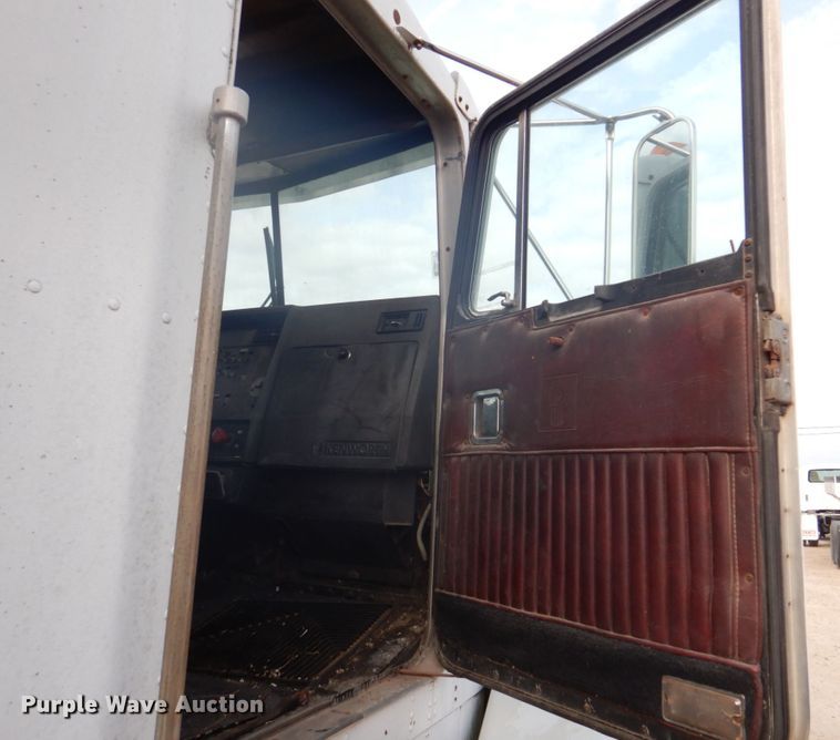 image for item DH8014 1987 Kenworth T800  fertilizer delivery truck