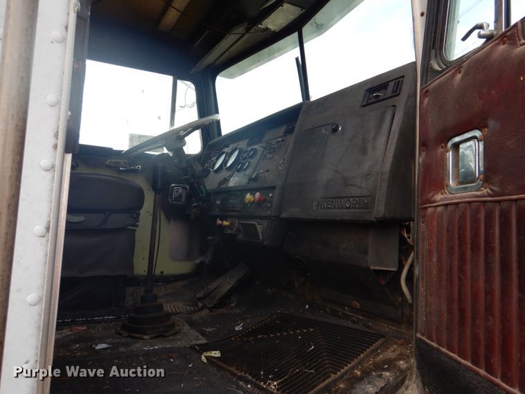 image for item DH8014 1987 Kenworth T800  fertilizer delivery truck