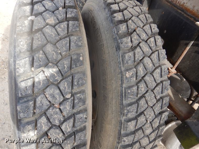 image for item DH8014 1987 Kenworth T800  fertilizer delivery truck