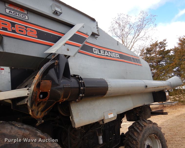 image for item DK4239 1996 Gleaner R62  combine