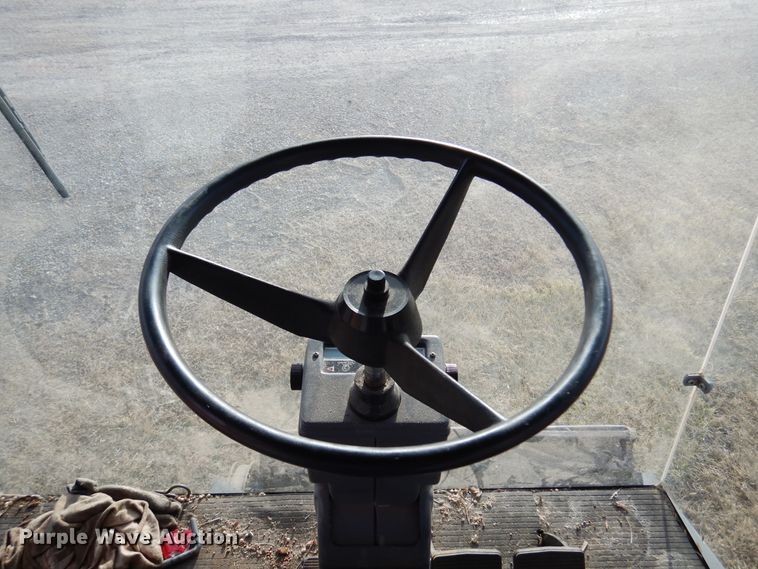 image for item DK4239 1996 Gleaner R62  combine