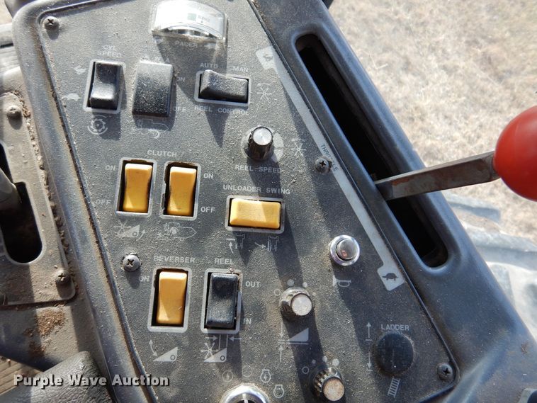 image for item DK4239 1996 Gleaner R62  combine