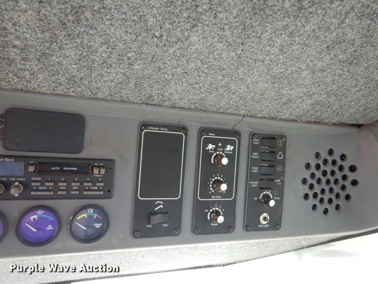 image for item DK4239 1996 Gleaner R62  combine