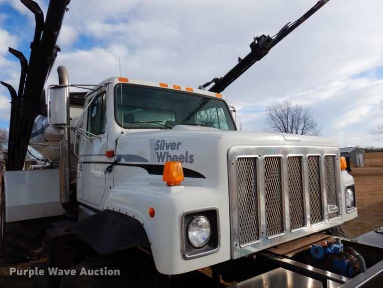 image for item DK4240 1998 International 2554  applicator truck