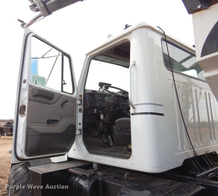 image for item DK4240 1998 International 2554  applicator truck