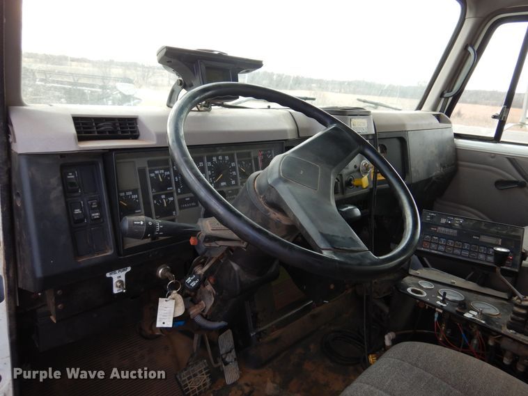 image for item DK4240 1998 International 2554  applicator truck