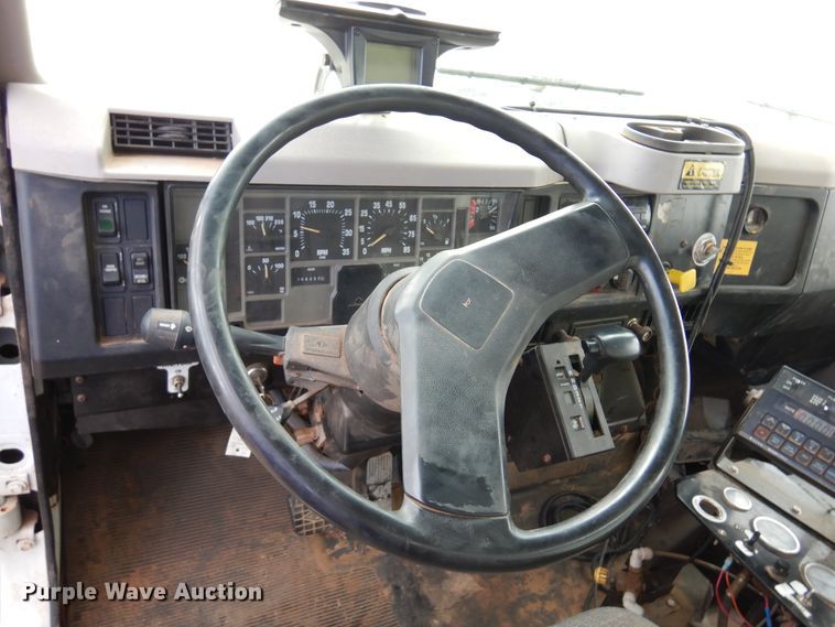 image for item DK4240 1998 International 2554  applicator truck