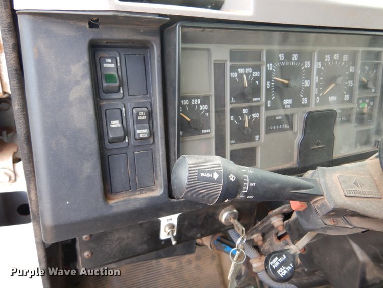 image for item DK4240 1998 International 2554  applicator truck