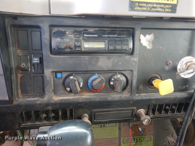 image for item DK4240 1998 International 2554  applicator truck