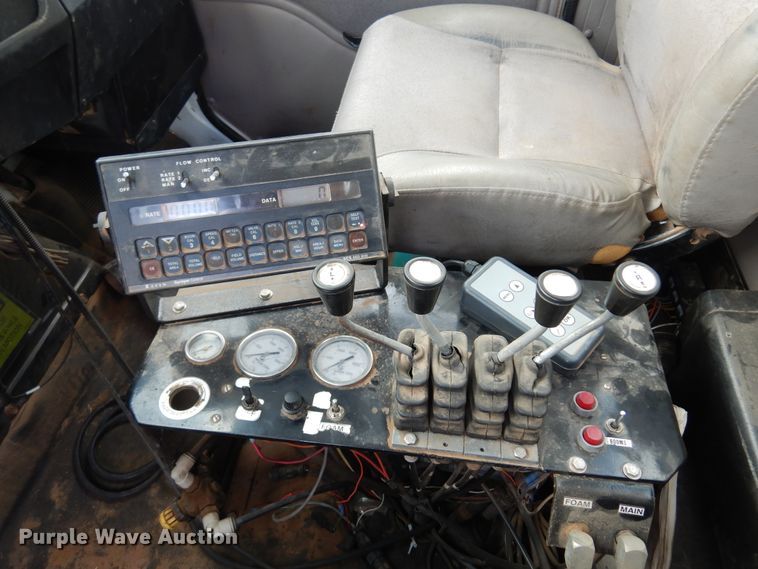 image for item DK4240 1998 International 2554  applicator truck