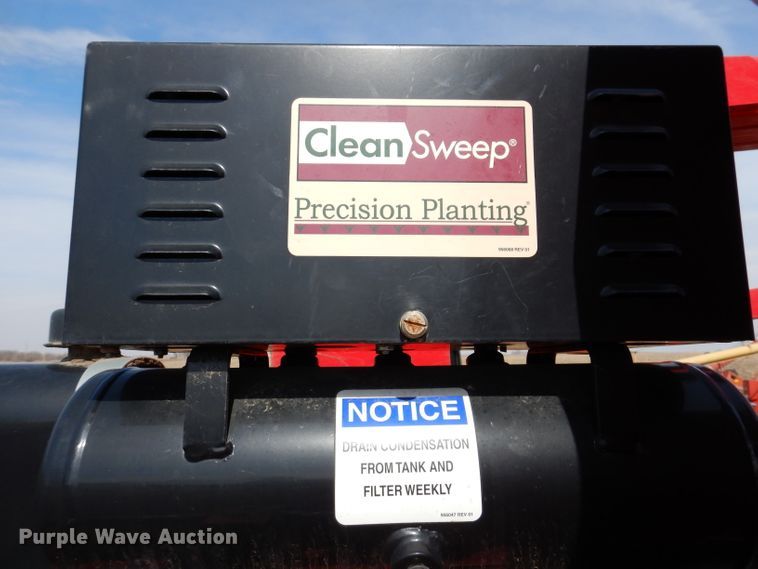 image for item DL5945 2013 White Challenger 8800  no-till planter