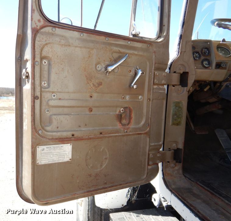 image for item DM1330 1977 Mack R685ST  grain truck