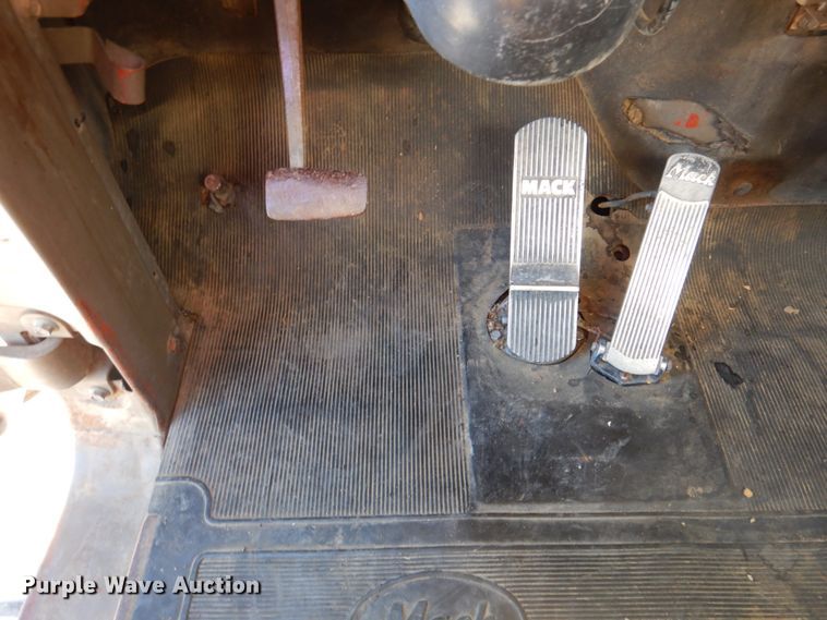 image for item DM1330 1977 Mack R685ST  grain truck