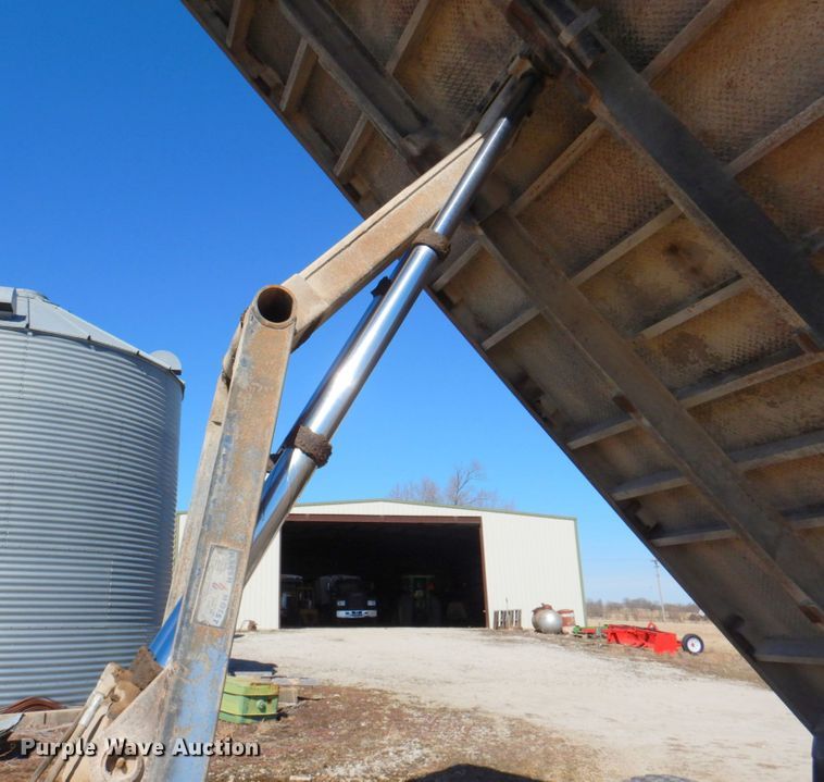 image for item DM1330 1977 Mack R685ST  grain truck