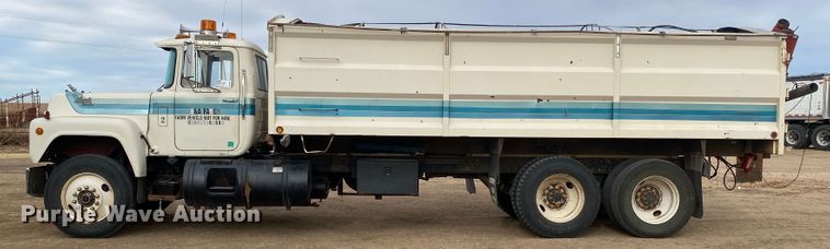 image for item DM8275 1988 Mack R688ST  grain truck