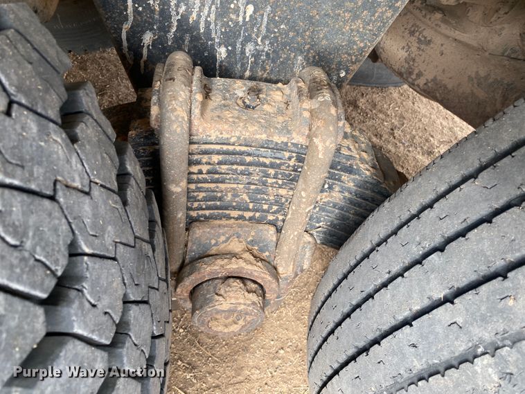 image for item DM8275 1988 Mack R688ST  grain truck