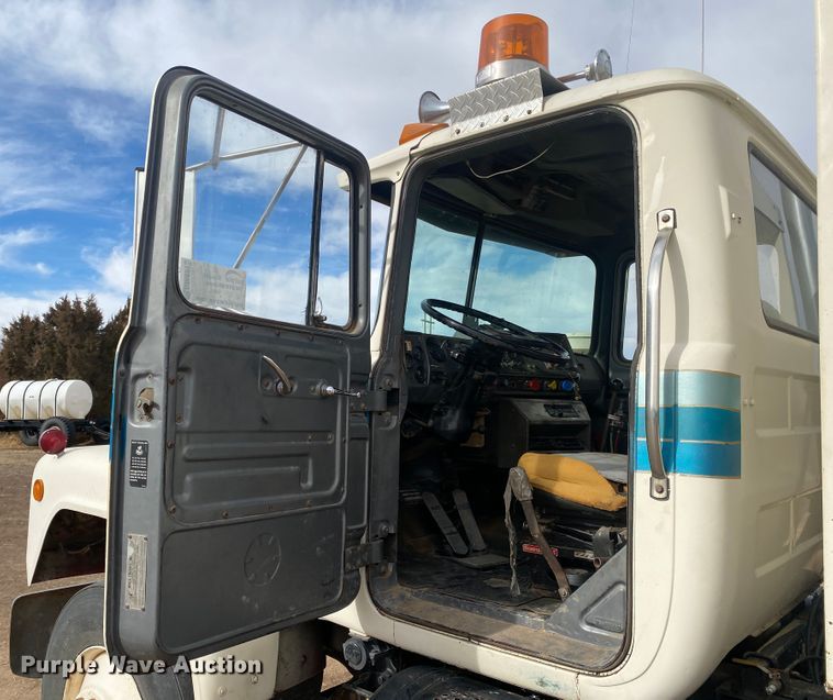 image for item DM8275 1988 Mack R688ST  grain truck