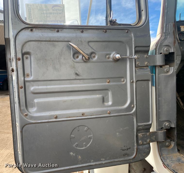 image for item DM8275 1988 Mack R688ST  grain truck