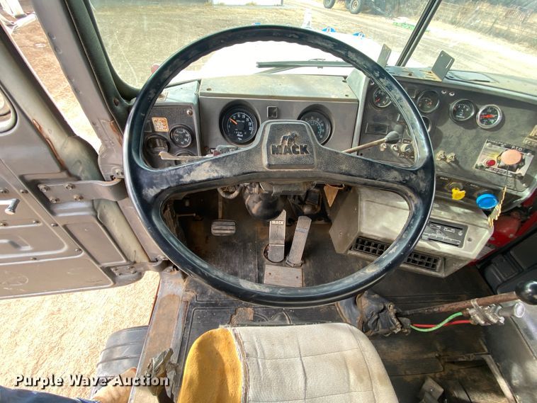 image for item DM8275 1988 Mack R688ST  grain truck