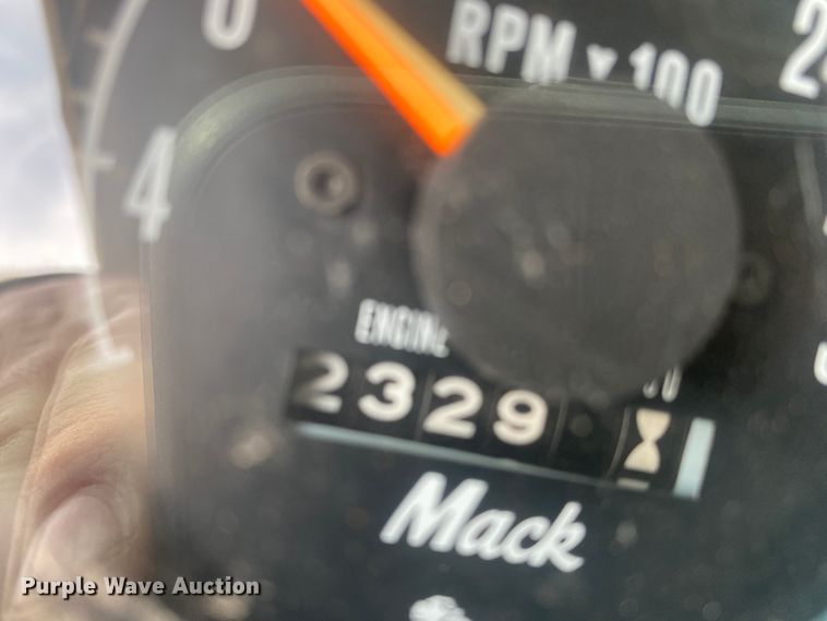 image for item DM8275 1988 Mack R688ST  grain truck