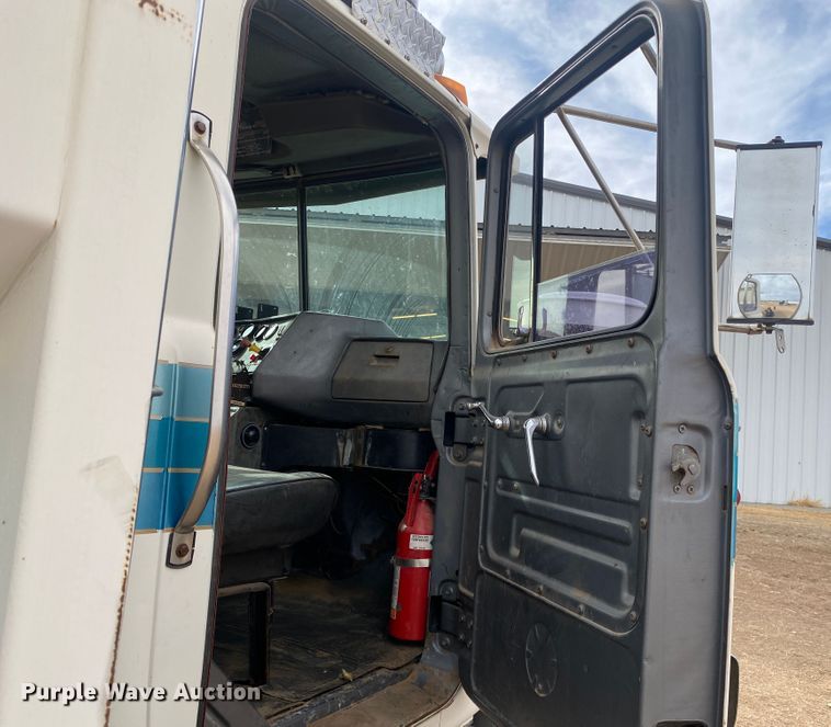 image for item DM8275 1988 Mack R688ST  grain truck