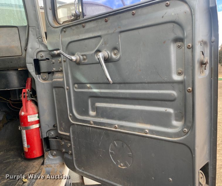 image for item DM8275 1988 Mack R688ST  grain truck