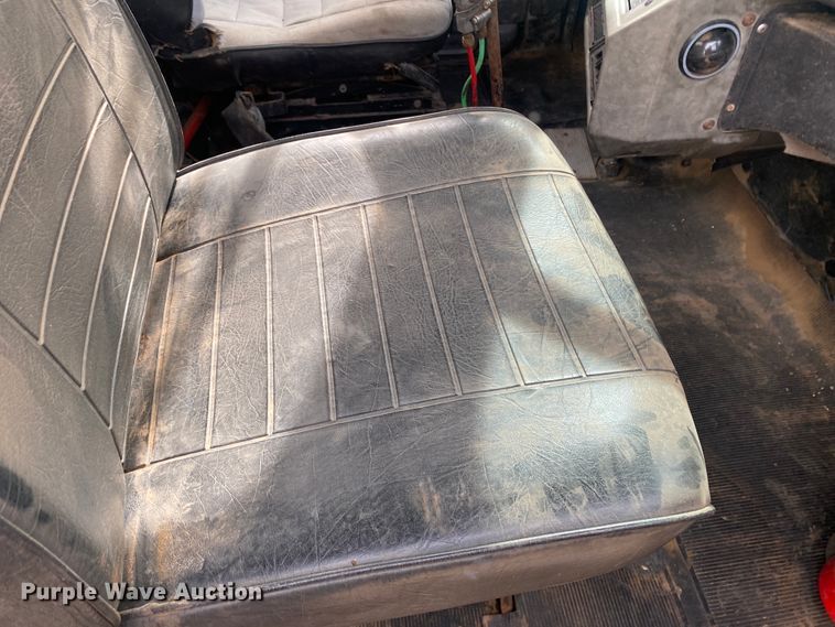 image for item DM8275 1988 Mack R688ST  grain truck