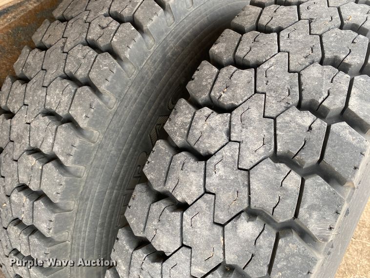 image for item DM8275 1988 Mack R688ST  grain truck