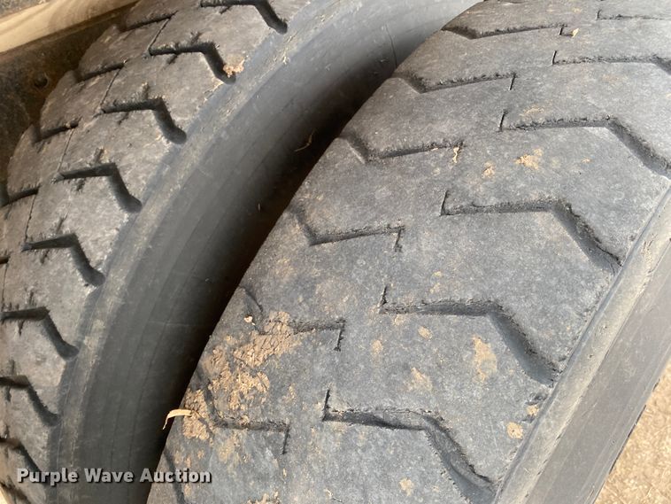 image for item DM8275 1988 Mack R688ST  grain truck