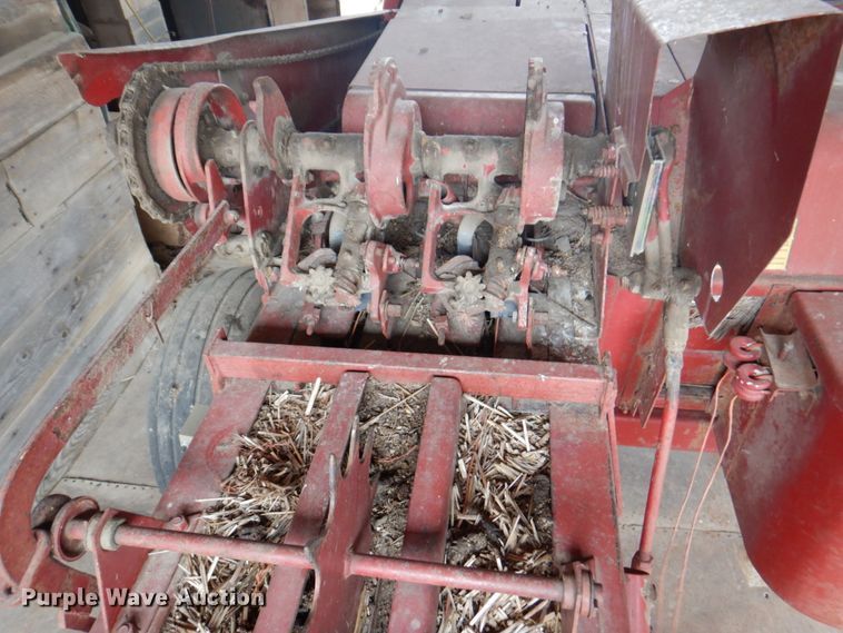 image for item DN1362 New Holland 273  small square baler