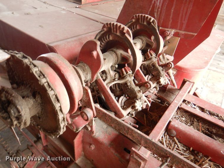 image for item DN1362 New Holland 273  small square baler