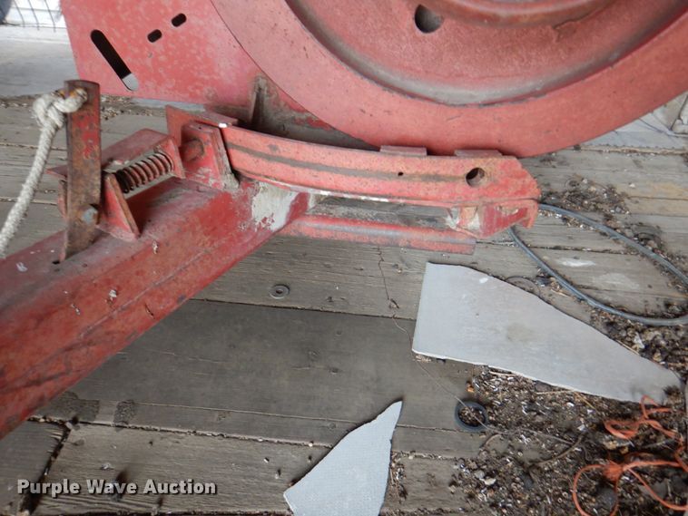 image for item DN1362 New Holland 273  small square baler