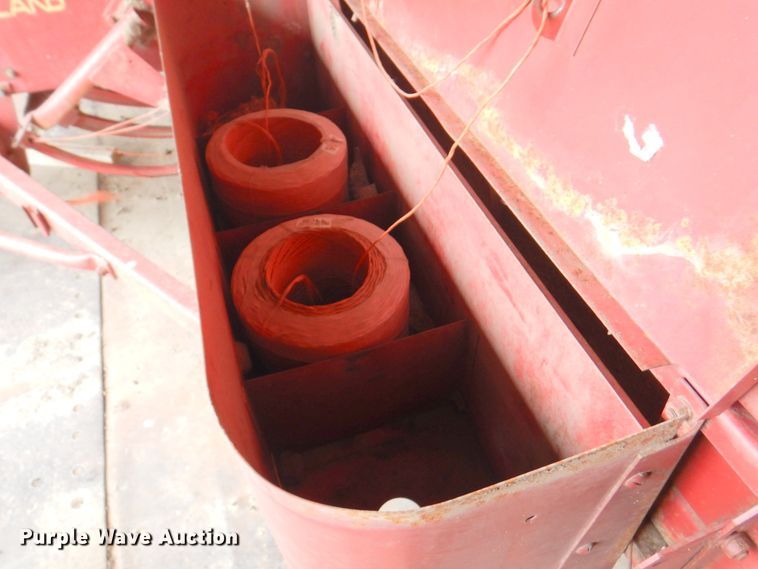 image for item DN1362 New Holland 273  small square baler