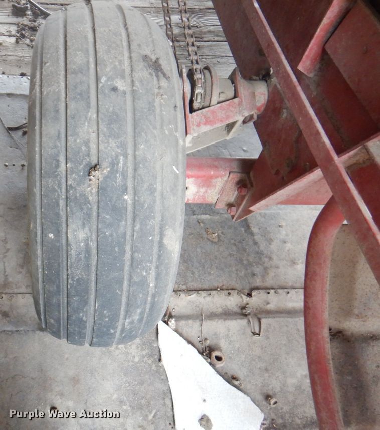 image for item DN1362 New Holland 273  small square baler