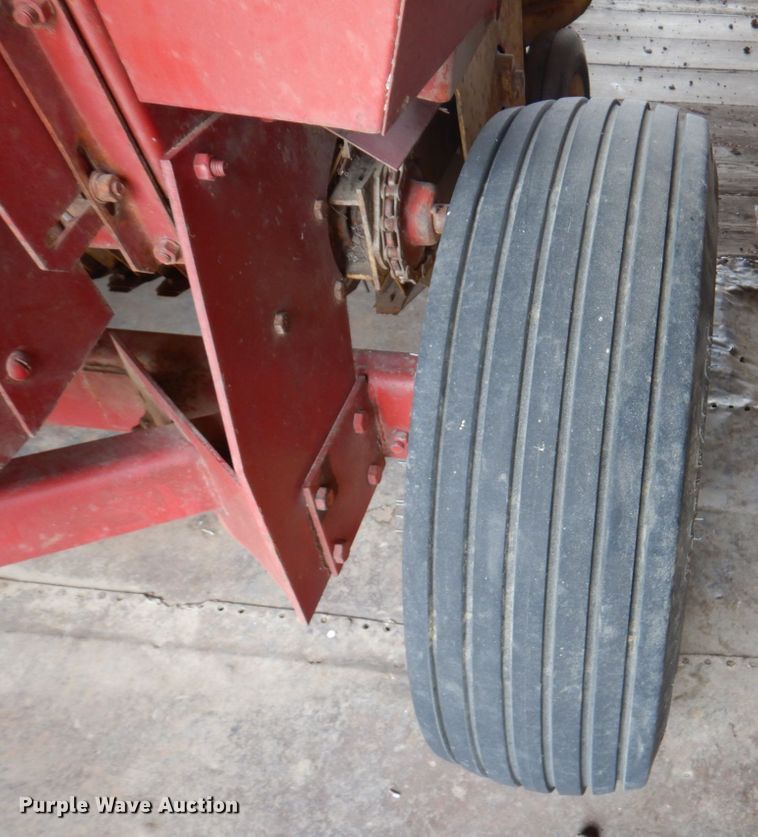 image for item DN1362 New Holland 273  small square baler