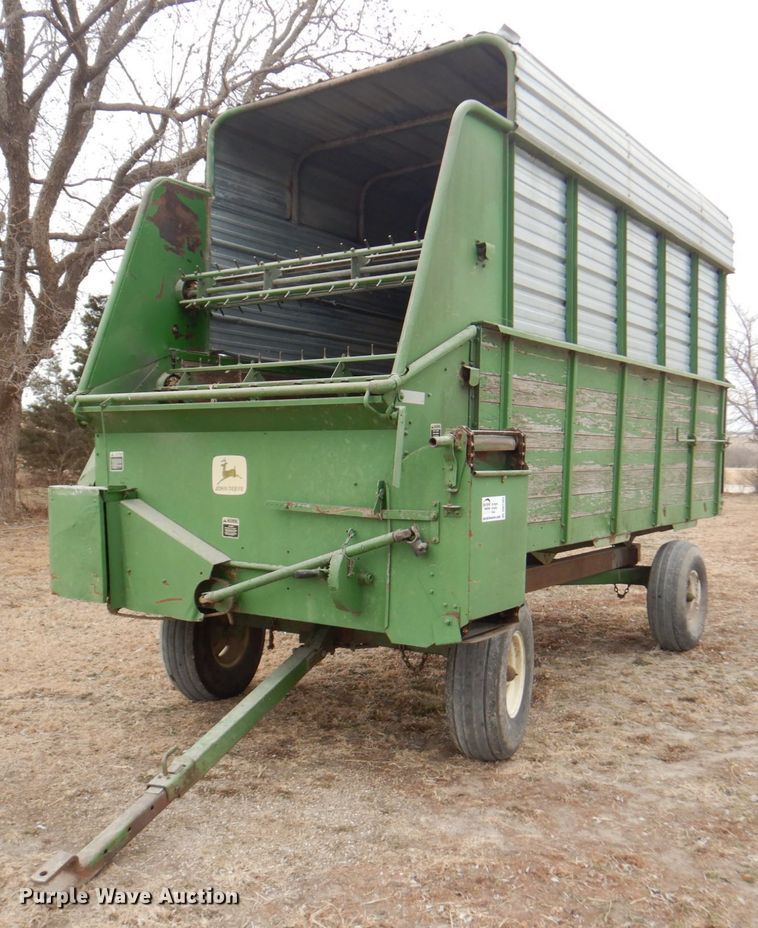 image for item DN1363 John Deere BO12  silage wagon