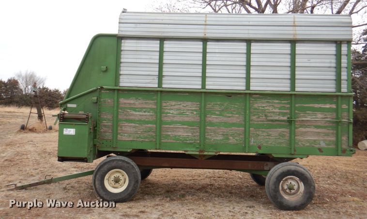 image for item DN1363 John Deere BO12  silage wagon