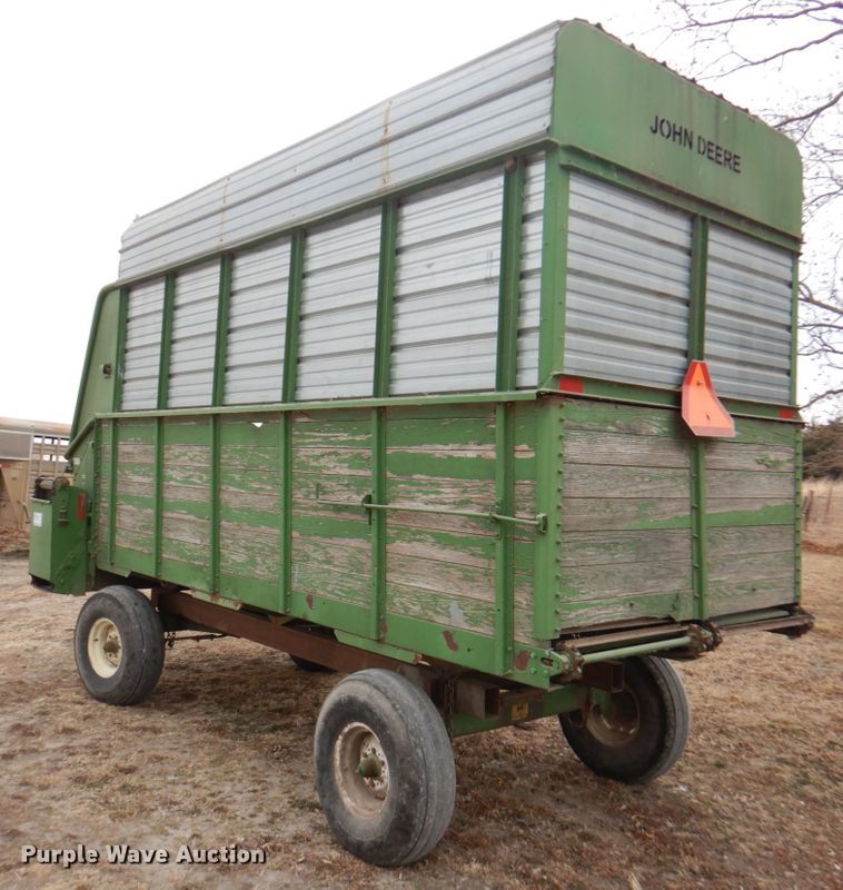 image for item DN1363 John Deere BO12  silage wagon