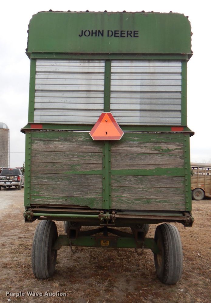 image for item DN1363 John Deere BO12  silage wagon
